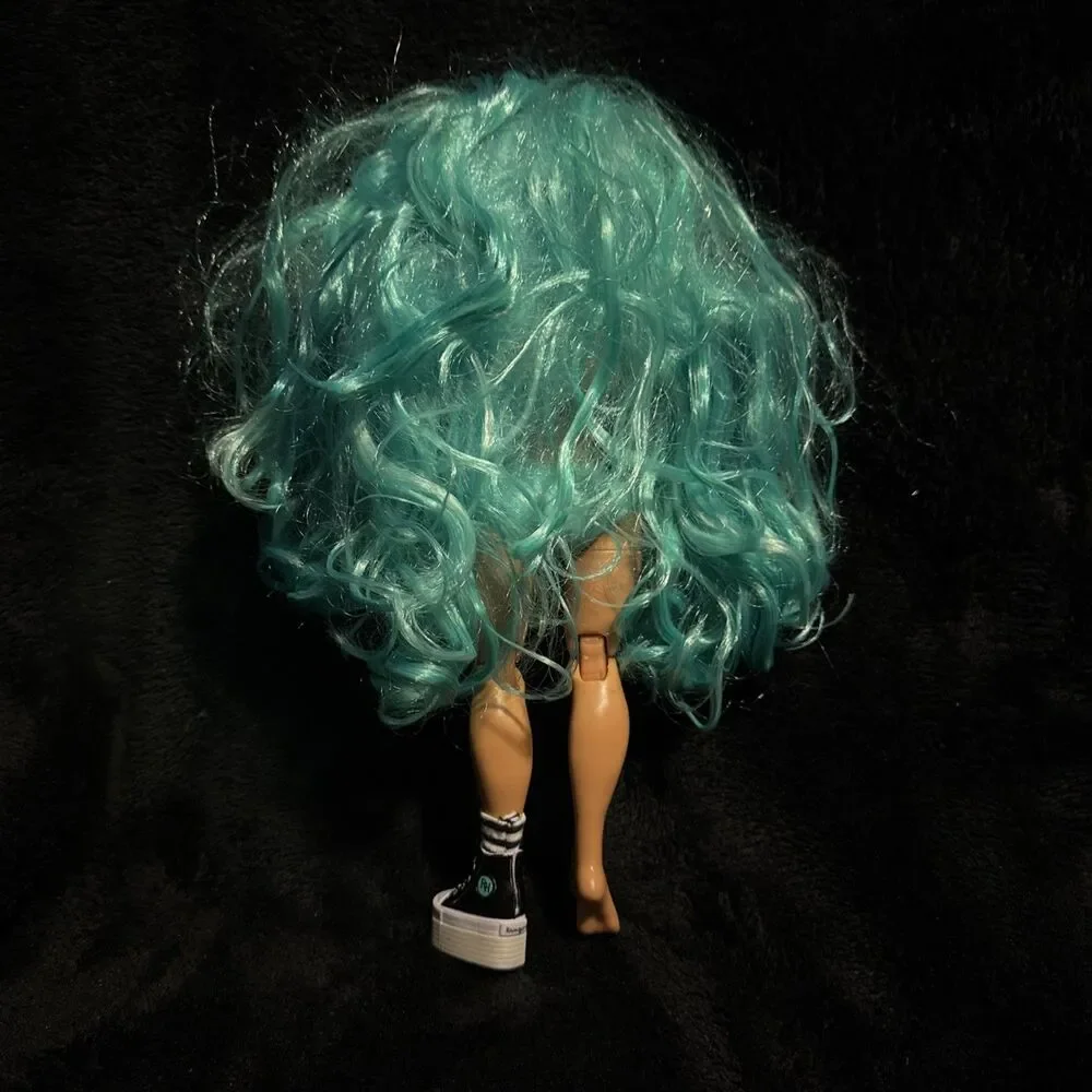 Rainbow High Daphne Minton Nude Fashion Doll Mint Green Blue Hair One Shoe